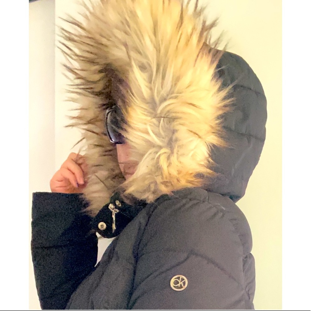 CALVEIN KLEIN BLACK AND GOLD PUFFER JACKET WITH FUR HOOD
